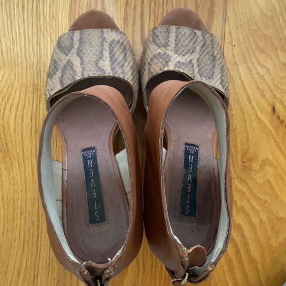 Steven by Steve Madden leather and faux snake skin open toe wedges. Size 7 - Picture 4 of 4
